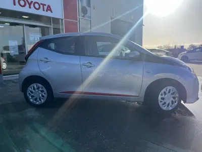TOYOTA Aygo 1.0 VVT-i 72ch x-play x-app 5p MC18 occasion 2019 - Photo 4