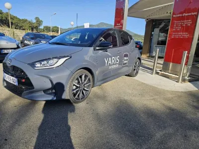 TOYOTA Yaris 130h GR Sport 5p MY25 occasion 2025 - Photo 2