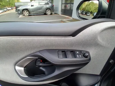 TOYOTA Yaris 116h Iconic 5p occasion 2020 - Photo 2