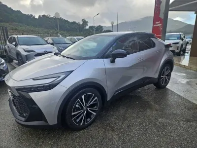 TOYOTA C-HR 1.8 140ch Collection NG23 occasion 2025 - Photo 4