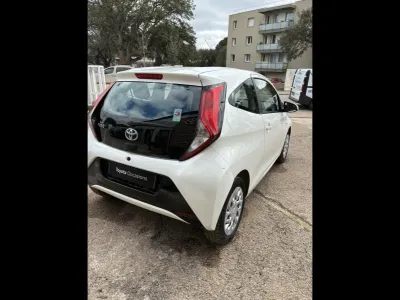 TOYOTA Aygo 1.0 VVT-i 72ch x-play 3p occasion 2018 - Photo 2