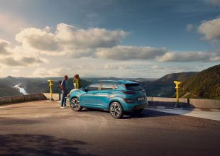 xHyundai_Kona_EV_11_Sup_Beauty_1_7-8-Rear_23_39L-16x9.jpg.pagespeed.ic.qugdk99ZrZ