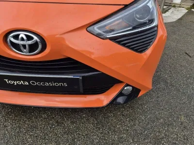 TOYOTA Aygo 1.0 VVT-i 72ch x-cite x-shift 5p occasion 2019 - Photo 2