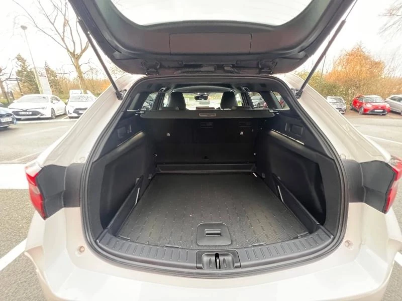 toyota-corolla-touring-spt-1-8-140ch-design-my23-9-saint-arnoult-17